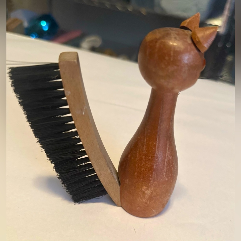 1960s CAT SHAPED BRUSH Vintage Clothing
Lint Brush wood. - Picture 4 of 4